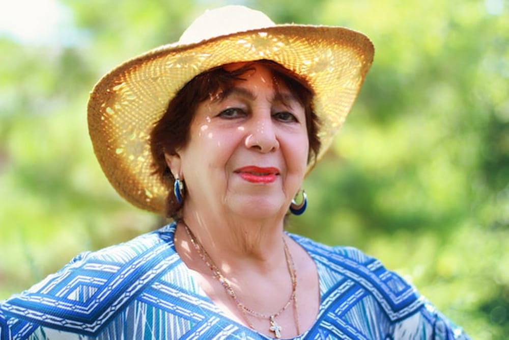 NOSOTROS WASHINGTON abuela con sombrero